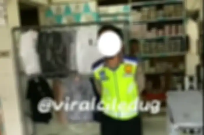 Polisi lakukan tilang manual pemotor di dalam toko di Ciledug.