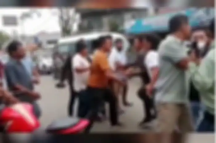 Wartawan diserang debt collector saat ambil gambar penarikan paksa kendaraan.