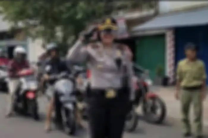 Polsek Astanaanyar Bandung yang diguncang bom bunuh diri menjadi sorotan gegara ulah oknum Kapolsek. Foto tampangnya disebarkan.