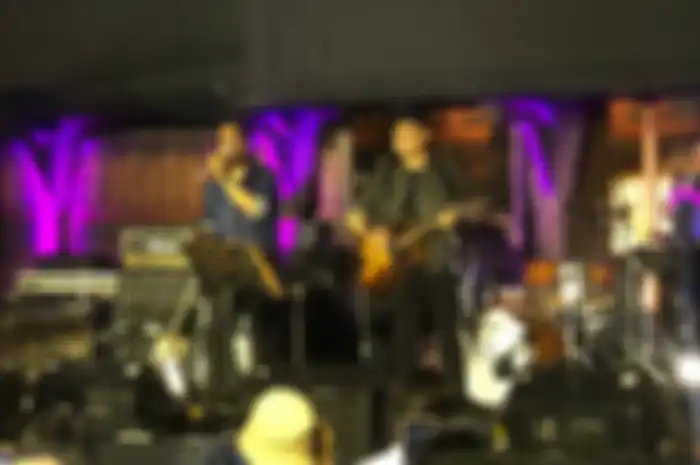 Andra Ramadhan di atas panggung konser amal &ldquo;Gitaris untuk Negeri