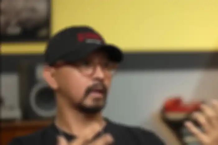 Menurut Vicky Mono, Iwan Fals adalah penulis lirik yang paling mempengaruhinya