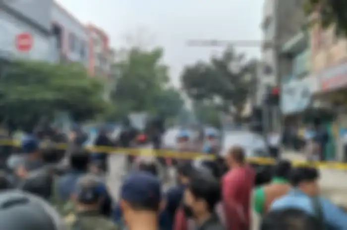 Bom bunuh diri terjadi di Mapolsek Astanaanyar, Bandung Jawa Barat, pelaku diduga naik motor Suzuki Shogun.