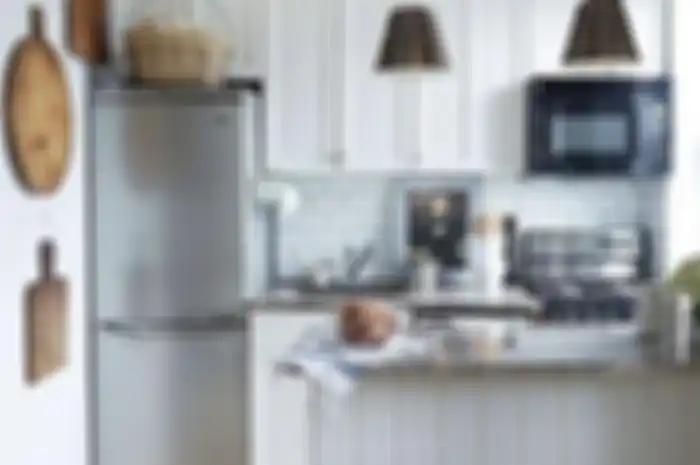 Desain dapur bersih terlihat cantik karena dipasangi lampu gantung model ini. Foto hasilnya jadi rujukan. 