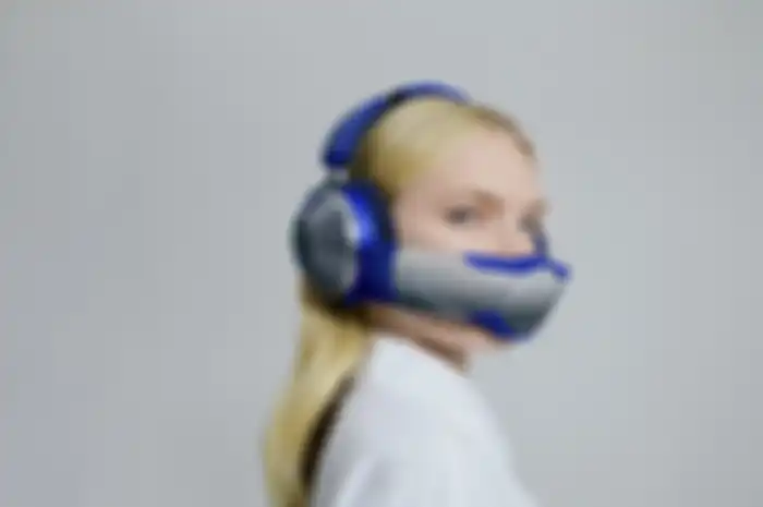 Dyson Zone adalah headset yang mengkombinasikan antara fitur active noise cancellation untuk penghilang bising suara dan penjernih udara