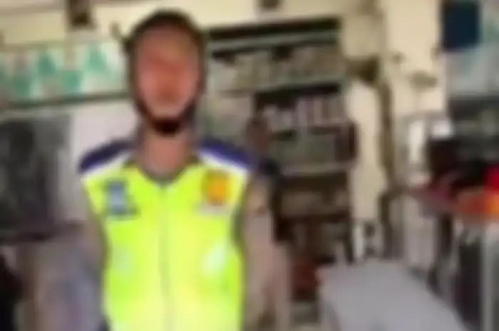 Polisi yang diduga tilang manual pengendara motor