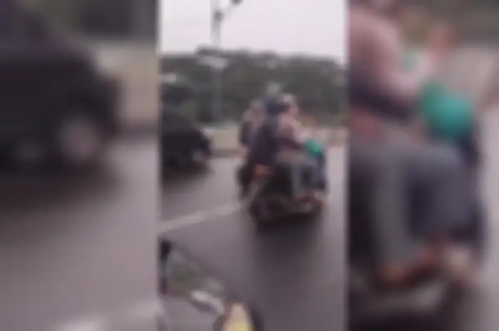 Sekelompok pelajar konvoi motor sambil tenteng senjata tajam di Cakung