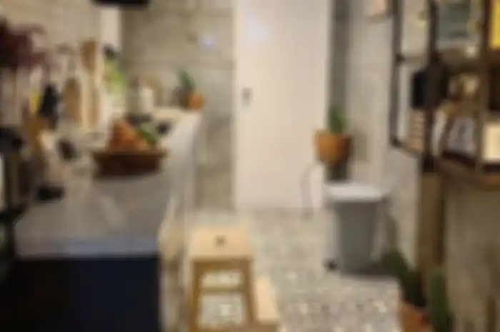Inilah risiko posisi dapur bila tetap berada di dekat kamar mandi. Foto interiornya memang tampak cantik. 