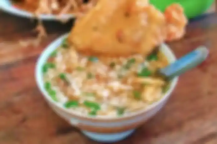 Inilah 7 tempat wisata kuliner di Solo yang menyajikan menu soto buat sarapan enak jadi pilihan utama. Cek foto sajiannya.