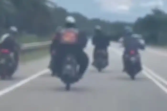 Bikers ngobrol ditengah jalan, endingnya mengalami kecelakaan