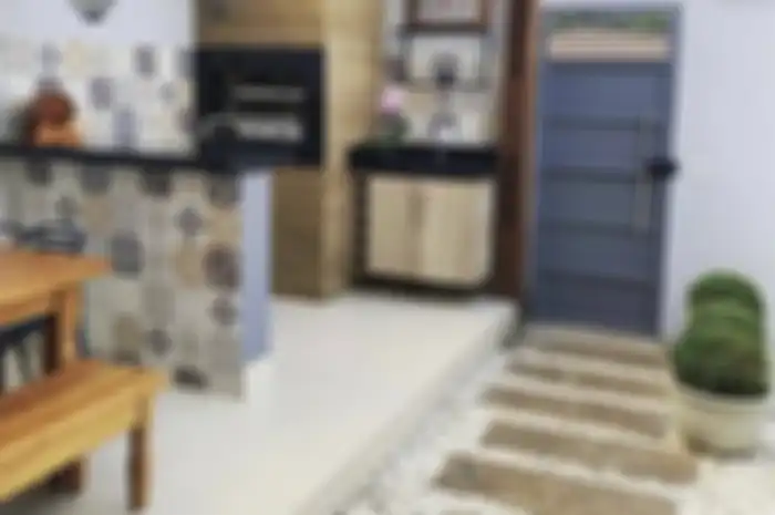 Meja dapur yang sengaja dibuat dari material tak biasa membuat foto desain dapur sederhana makin terlihat mewah.