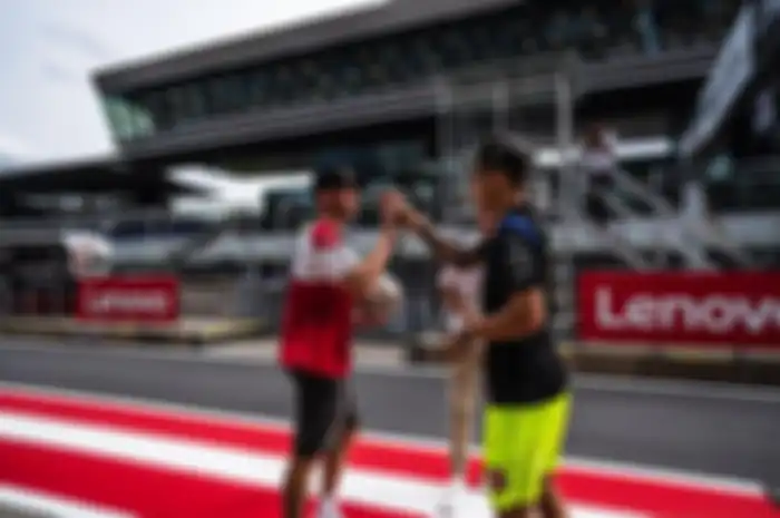 Jake Dixon (Inggris) dan Fabio Quartararo (Prancis) memang bersahabat. Keduanya membuat lelucon antar negara di Piala Dunia 2022. 