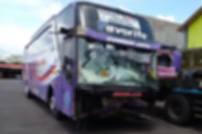 Bus tabrak dua motor Honda Sonic di Ciamis, Jawa Barat sebabkan tiga pengendara meninggal dunia, Minggu (11/12/2022).