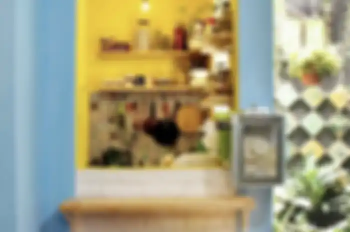 Pemilik rumah minimalis tak perlu iri lagi. Cukup pasang perabotan model begini, foto desain dapur vinatge pun bisa dimiliki. 