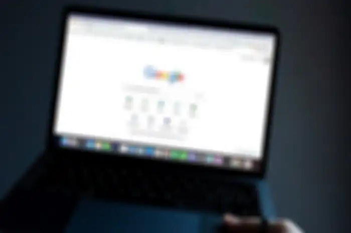 Ilustrasi fitur passkey Google Chrome di perangkat MacBook Air