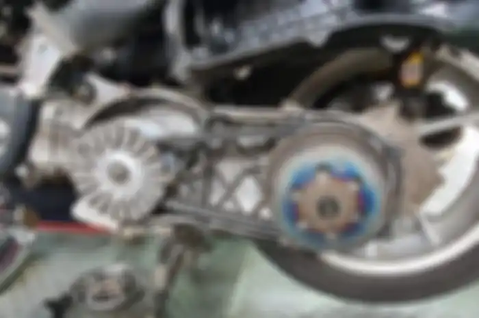 Ilustasi v-belt di CVT motor matic Yamaha NMAX.