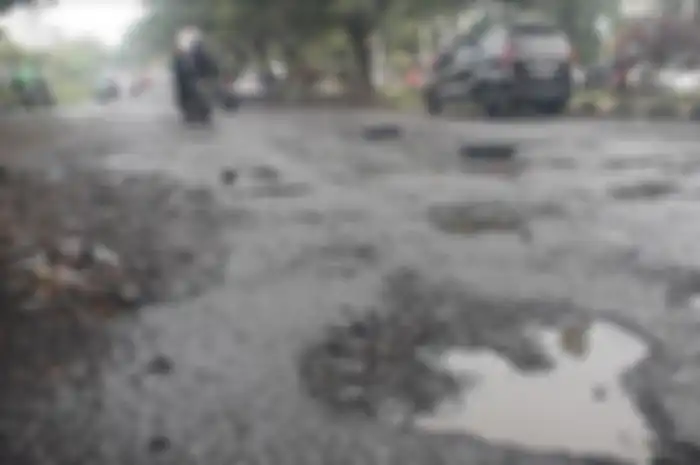 Ilustrasi jalan rusak. Pemotor bisa melaporkan jalan rusak ke Kementerian PUPR dan instansi lain.