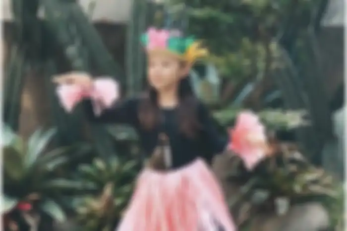 Gisella Anastasia mengaku membebaskan cita-cita Gempi. Foto anak Gading Marten memakai baju adat dikomentari. 