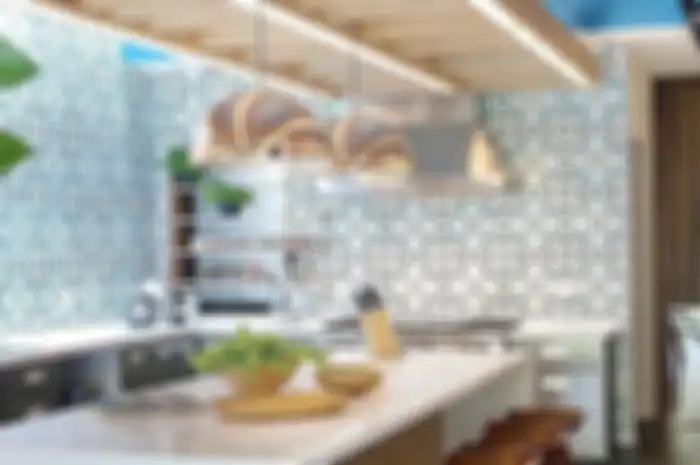 Ngidam ingin punya desain dapur mungil elegan, pemasangan keramik dinding bermotif jadi pembeda. Foto hasilnya ditiru.