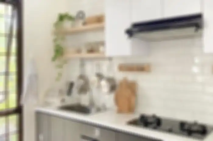 Desain dapur sempit yang dipasangi kabinet anti sumpek dijamin tetap rapi. Foto interiornya terlihat makin aesthetic.