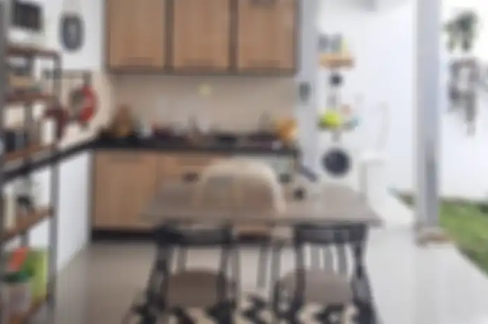 Desain dapur sederhana yang dijamin hemat biaya terlihat cantik karena ditambahi elemen tak biasa. Foto interiornya menawan hati.