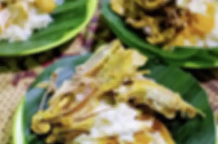 Inilah 7 tempat wisata kuliner di Solo yang sajikan nasi liwet teman sarapan enak. Cocok buat mood booster berburu foto liburan aesthetic.