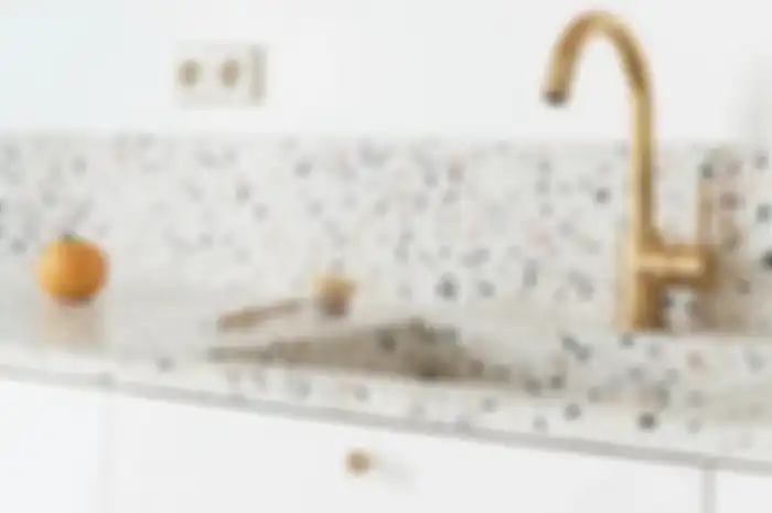 Desain dapur kecil yang dipasangi backsplash teraso model unik semakin terlihat mewah. Pantas foto interiornya ditiru.