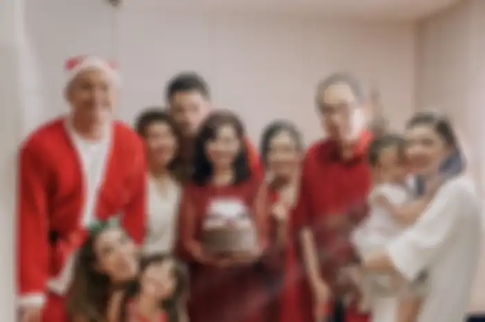 Gisella Anastasia terkenang sosok ayah Wijaya Saputra yang meninggal dunia mendadak. Gisel masih simpan foto bareng almarhum.