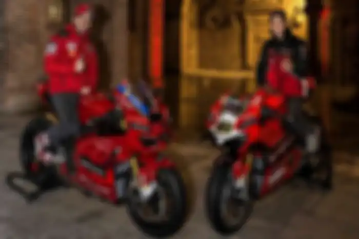 Motor baru Ducati Panigale V4 S edisi juara dunia WSBK (kanan) dan MotoGP 2022 (kiri).