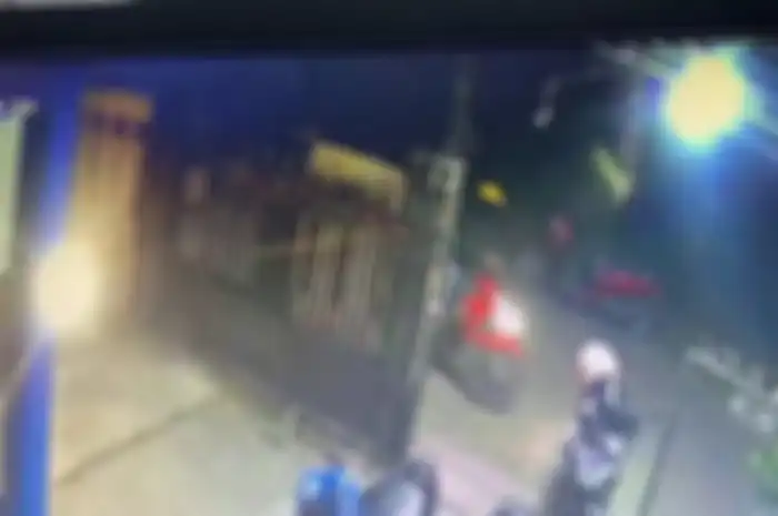 Aksi maling motor matic Honda Vario di Gresik terekam kamera CCTV.