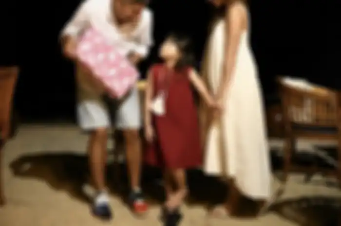 Gempita Nora Marten bongkar kebiasaan Gisella Anastasia saat liburan bareng Gading Marten. Foto aksinya sampai dikomentari. 