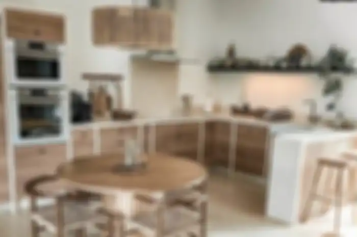Desain dapur sederhana yang menjadi satu dengan ruang makan terlihat lega memakai trik khusus. Foto interiornya bisa ditiru.