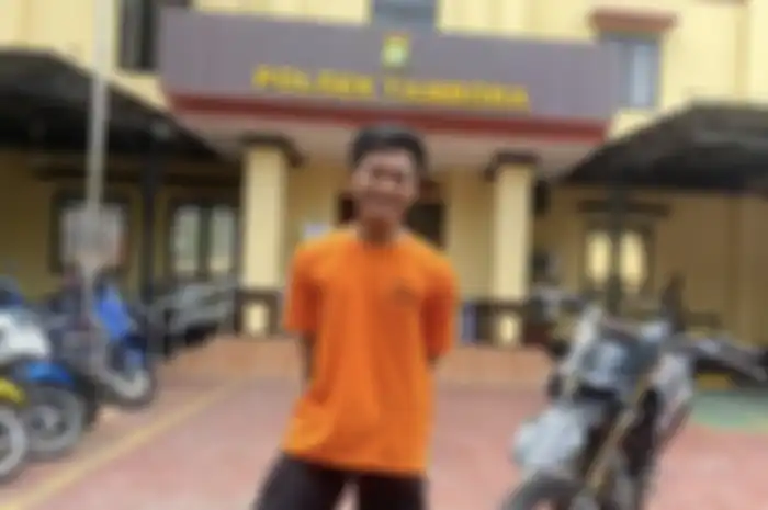 Bos komplotan begal sadis malah terlihat cengengesan saat foto pakai baju oranye di Polsek Tambora. Dapat bonus timah panas.