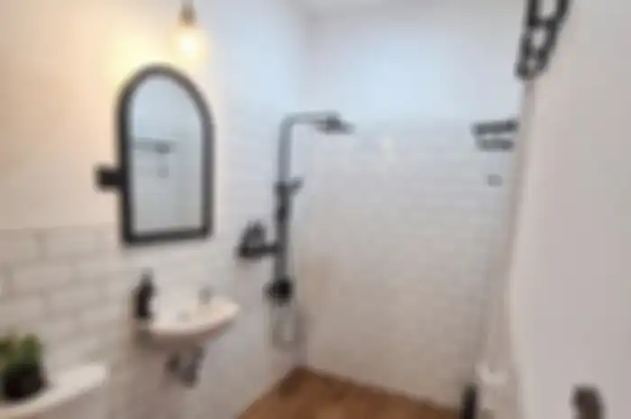 Desain kamar mandi sempit terlihat lapang dengan memakai 10 cara sepele ini. Foto interiornya cocok buat pemilik rumah minimalis.