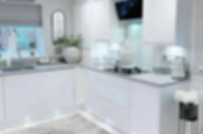 Desain dapur warna putih di rumah minimalis dijamin anti monoton. Coba pasang dekorasi model tak biasa. Foto hasilnya dipuji.