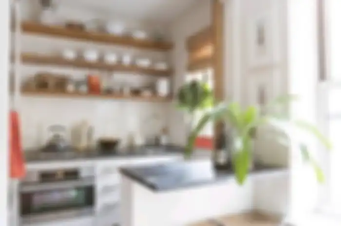 Foto interior desain dapur warna putih terlohat lebih lega karena gaya berbeda. Cocok buat pemilik rumah minimalis. 