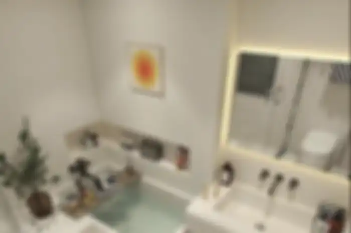 Ternyata ini alasan kenapa tanaman hias sengaja ditaruh di kamar mandi rumah minimalis. Foto interiornya sampai diulas.