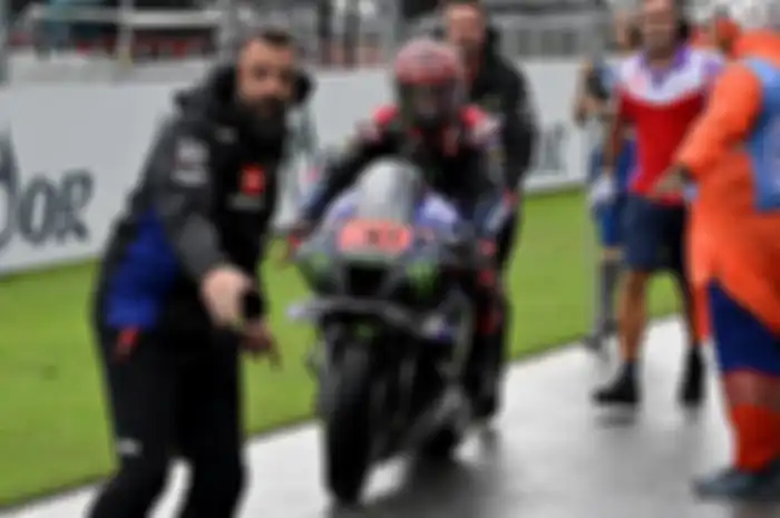 Fabio Quartararo usai melakukan sighting lap dari pitlane cari posisi di starting grid sebelum balapan dimulai di MotoGP Thailand 2022