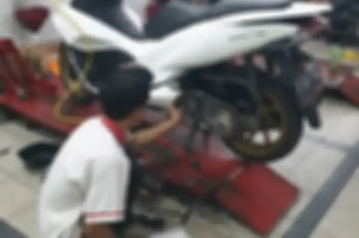 Ilustrasi servis CVT motor matic Honda PCX 160, simak tanda-tanda roller minta diganti.