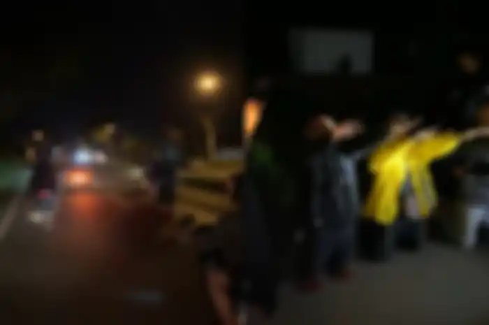 Momen para geng motor ugal-ugalan di jalan Sukoharjo berakhir disuruh jungkir balik polisi.