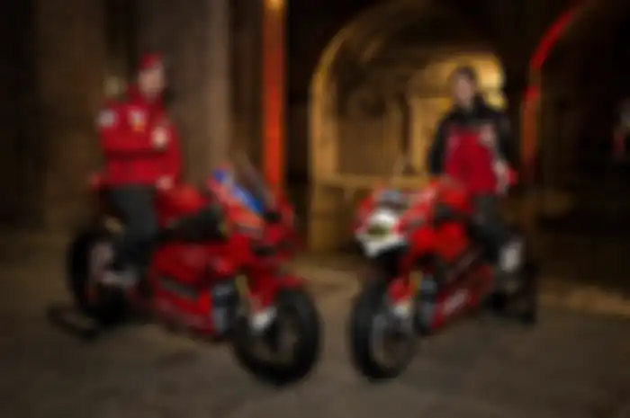 Motor replika juara dunia MotoGP, Francesco Bagnaia (kiri) dan juara dunia WSBK, Alvaro Bautista (kanan) resmi dijual,
