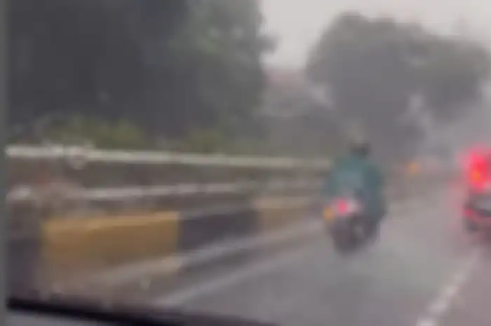 Video hujan es di daerah Tebet, Jakarta Selatan, terlihat beberapa pemotor tetap melanjutkan perjalanan, Sabtu (17/12/2022),