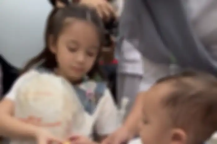 Melihat foto Rayyanza Malik Ahmad meminta makanan Gempi, netizen titip pesan begini ke Gisella Anastasia.