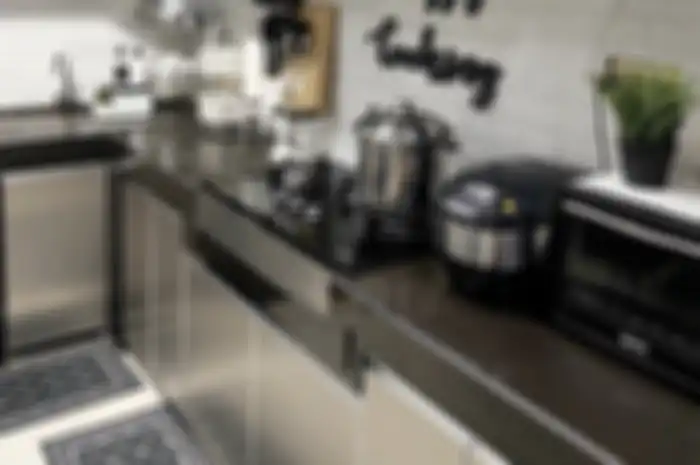 Desain dapur monokrom jadi incaran pemilik rumah minimalis. Foto dekorasinya terlihat berkarakter dengan perabotan model ini.