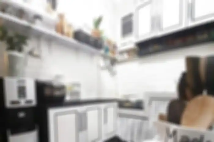 Desain Dapur Modern yang disentuh kitchen set hitam putih menjadi pembeda. Foto hasilnya bikin happy.