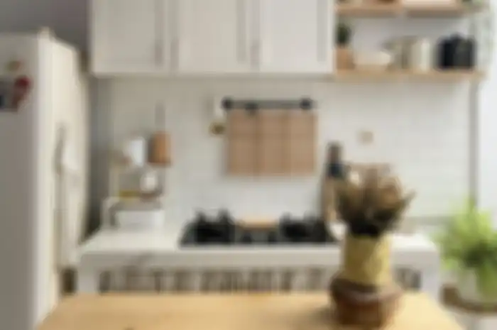 Pemilik rumah minimalis bisa adposi desain dapur sempit model unik. Foto interiornya terlihat elegan karena dekorasi simpel.