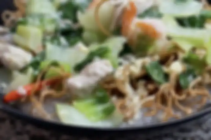 Mencari sarapan enak di Makassar, kita wajib mencicipi 4 tempat wisata kuliner dengan sajian menu mi titi. Ini foto sajiannya.