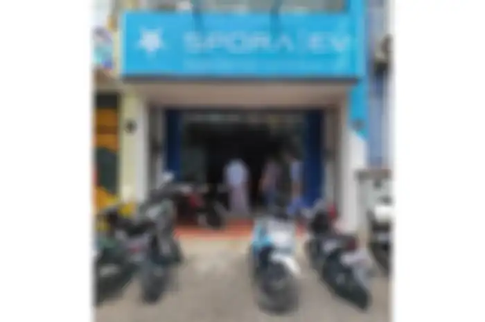 Spora EV soft launching bengkel konversi kendaraan listrik termasuk motor listrik di bilangan Pondok Aren, Tangerang Selatan, Senin (19/12/2022).