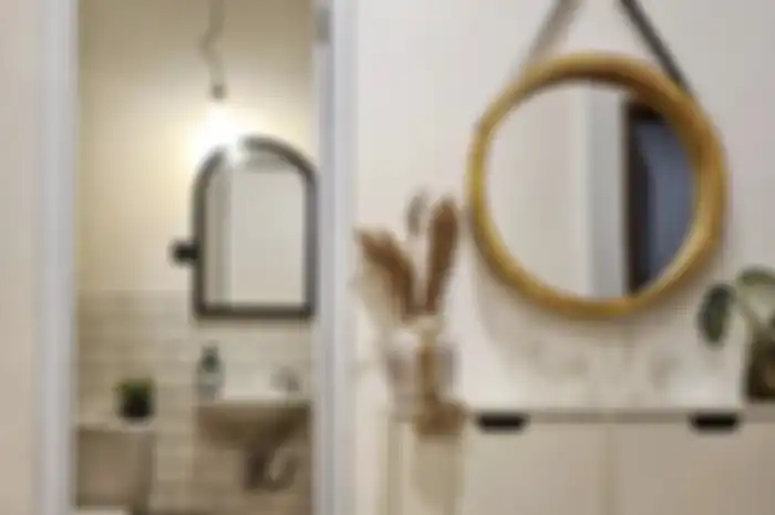 Tampilan kamar mandi minimalis malah terlihat sumpek. Foto interiornya sampai bikin ilfil. Kebiasaan teledor jadi biang keroknya.