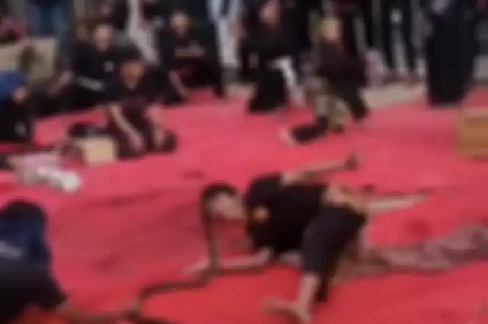 Begini deretan foto aksi Alprih Priyono pawang ular yang tewas digigit ular king cobra. Netizen sampai komentar begini.