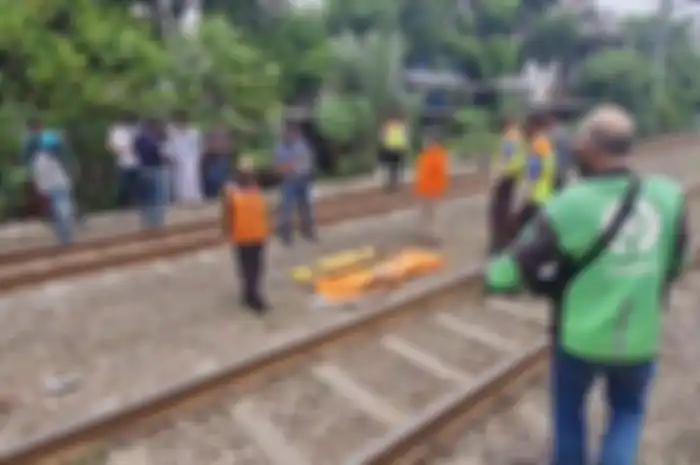 Pemotor paruh baya tewas terseret kereta api sejauh 25 meter di pintu perlintasan Bojonggede.